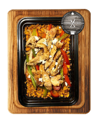 Cama de Arroz Basmati Guisado con Sofrito Trendy w/ Tiras de Pernil Curcuma y Ajo Salsa & Vegetales Suaves Herbs Vinagreta Casera