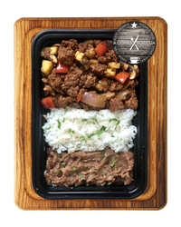 100% Angus Ground Beef en Caldo de Tomates Peras Y Soft Veggies w/ Refritos Beans & Arroz Basmati